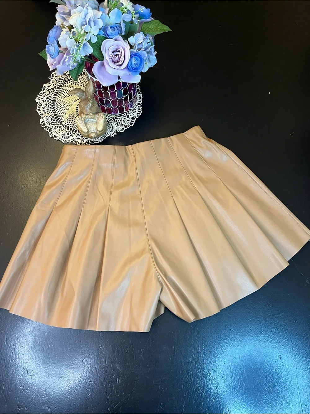 Entro Boutique NWT Tan Pleated Faux Leather High Waisted Shorts Sz S Trendy‎